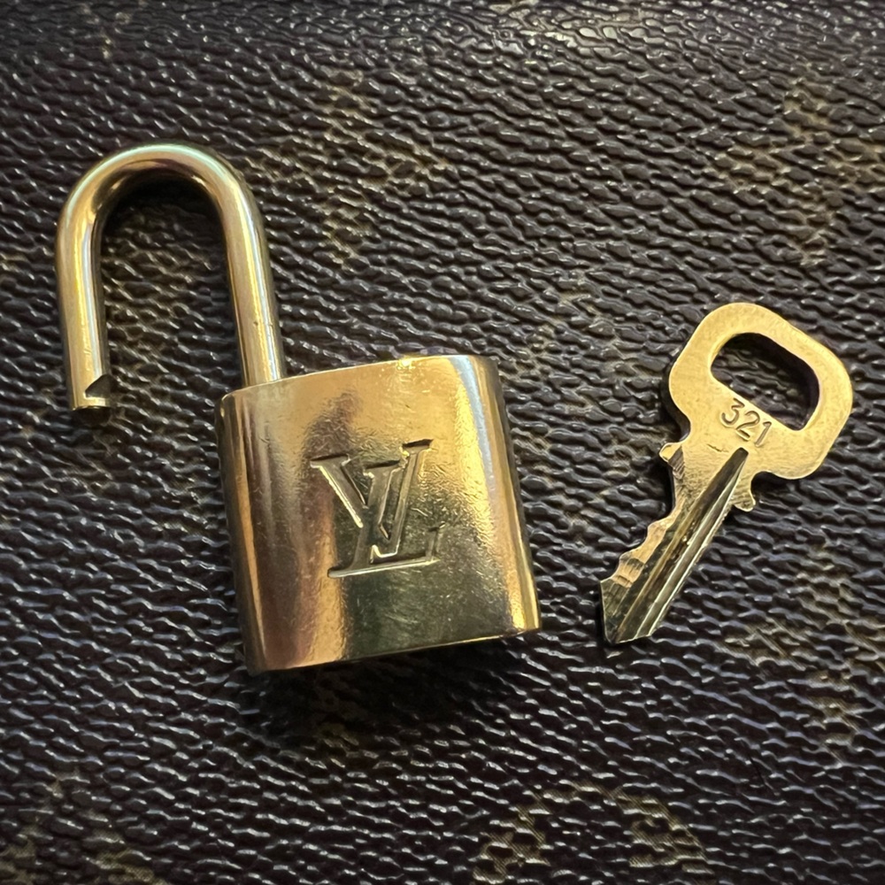 LOUIS VUITTON LV Lock & Key set Padlock Gold-Tone Vintage